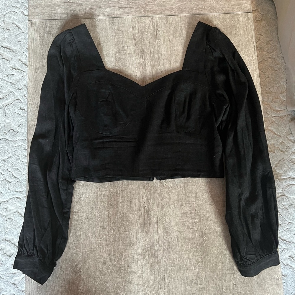 Vestique Crop Long Sleeve Top